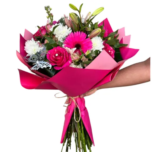 Ramo de flores de estacion con rosas barbie 